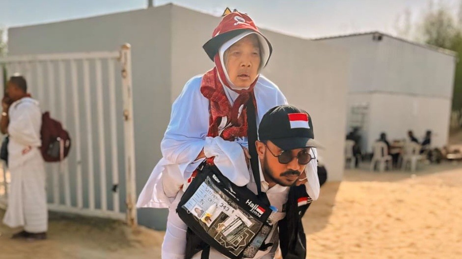 Petugas Haji Melayani Tamu Allah dengan Hati dan Dedikasi