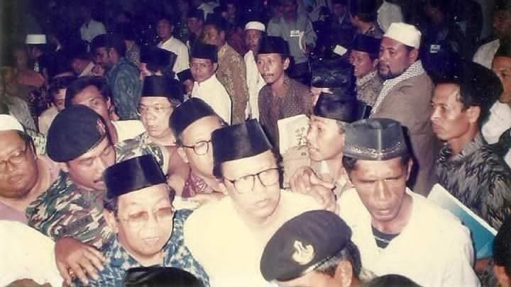 Di Bawah Bayang Tank, Suara Kiai Menang: Kisah Epik Gus Dur di Muktamar Cipasung