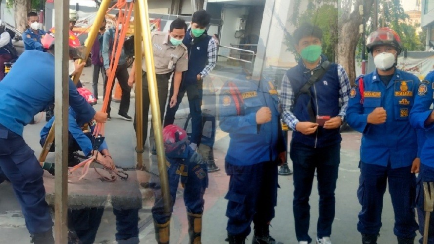 Keren! Damkar Evakuasi Kartu ATM Warga yang Jatuh ke Gorong Matraman